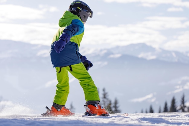 L'uomo e la donna che sciano e fanno snowboard nelle montagne sciano il reso