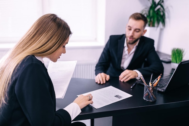 L'uomo e la donna d'affari di lavoro di squadra di successo seduti alla scrivania parlano