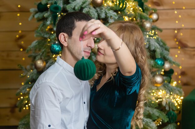 L'uomo e la donna di Natale tengono la decorazione. Messa a fuoco selettiva. Vacanza.