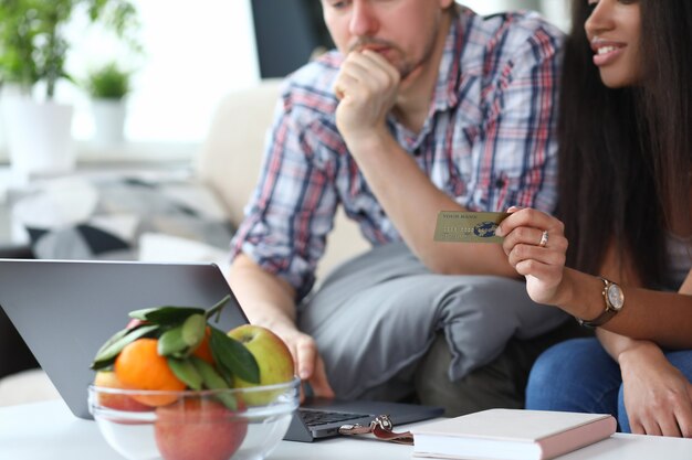 L'uomo e la donna effettuano un acquisto online su Internet