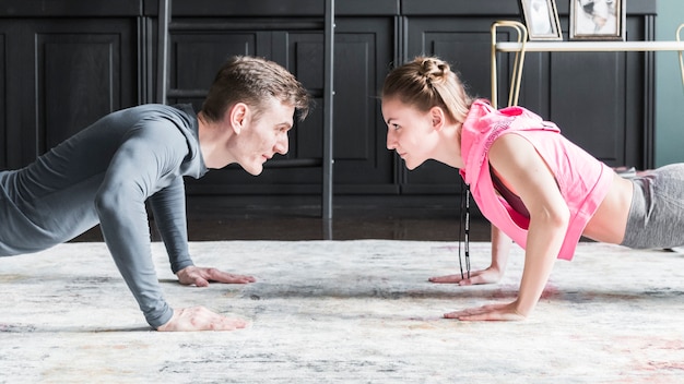 L'uomo e la donna facendo push up