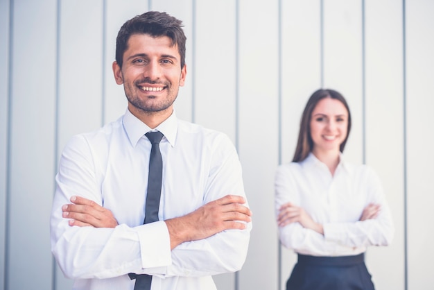 L'uomo e la donna felici stanno in ufficio