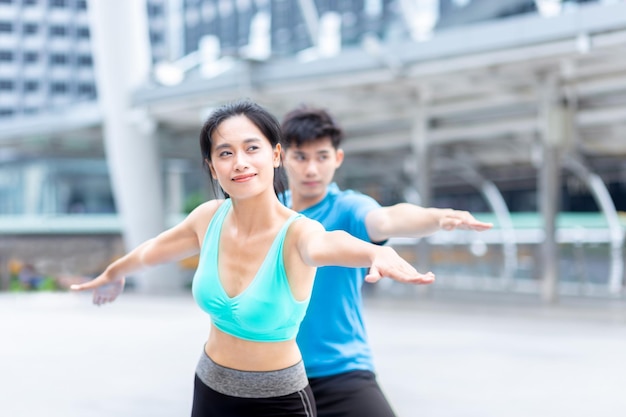 L'uomo e la donna in buona salute esercitano l'esercizio di sport della classe di yoga di salute sul fitness della stuoia di yoga