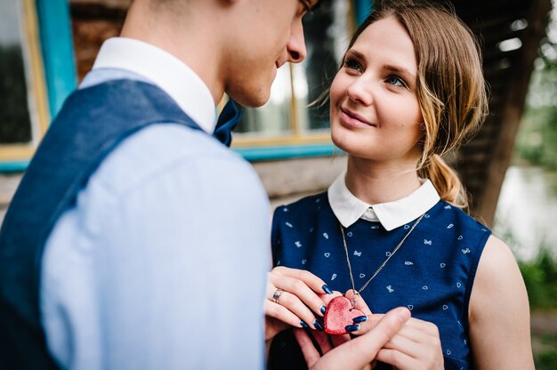 L'uomo e la donna mani, tenendo il cuore