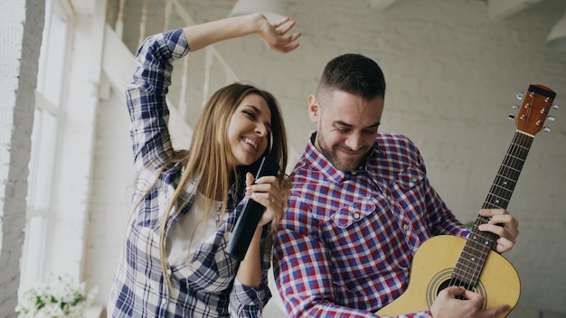 L'uomo e la donna si divertono durante le vacanze a casa