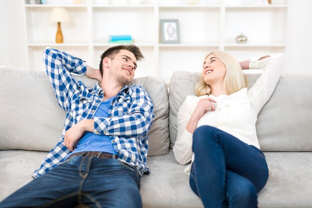 L'uomo e la donna si rilassano sul divano