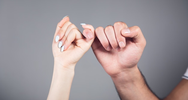 L'uomo e la donna si tengono i mignoli