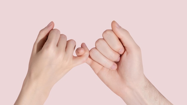 L'uomo e la donna si tengono l'un l'altro con le piccole dita Soncept di relazioni amichevoli