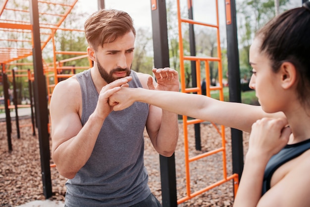 L'uomo e la donna sono in piedi fuori nel parco e si esercitano