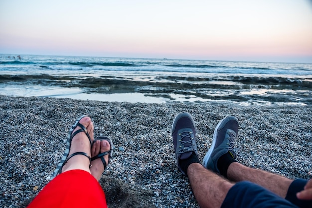 L'uomo e la donna sono insieme in spiaggia durante il tramonto