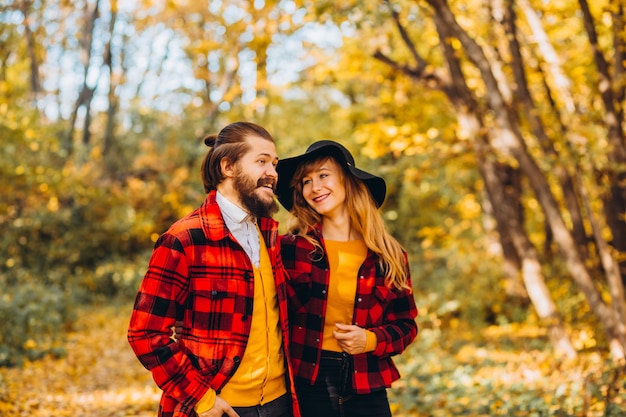 L'uomo e la donna stanno camminando nella foresta di autunno