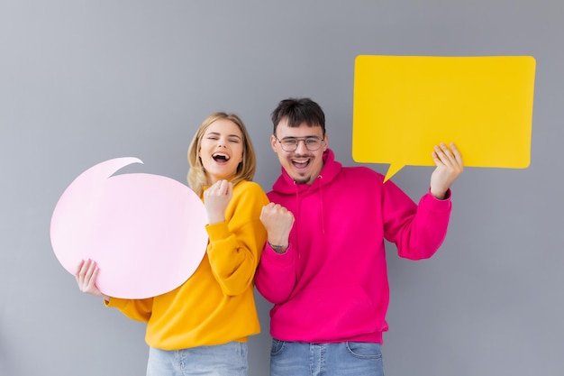 L'uomo e la donna tengono un dialogo segni sullo sfondo grigio