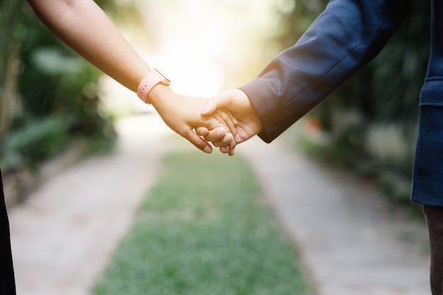 L&#39;uomo e la donna vanno e tengono la sua mano