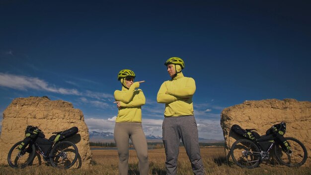 L'uomo e la donna viaggiano su terreni misti cicloturismo con bikepacking