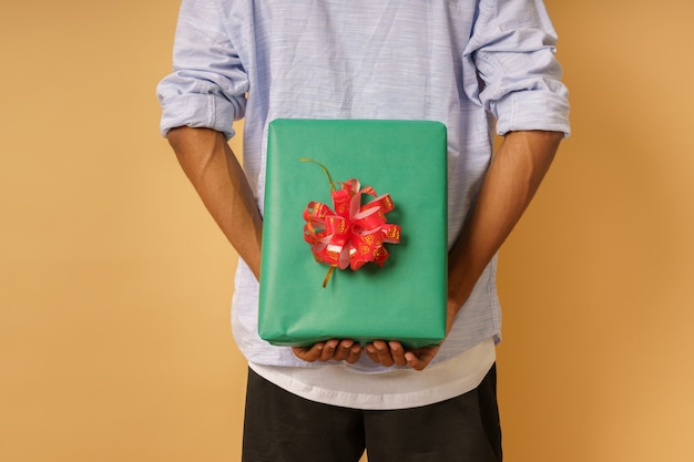 L'uomo è pronto a fare un regalo di Natale