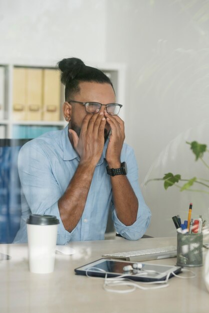 L'uomo è stanco al lavoro