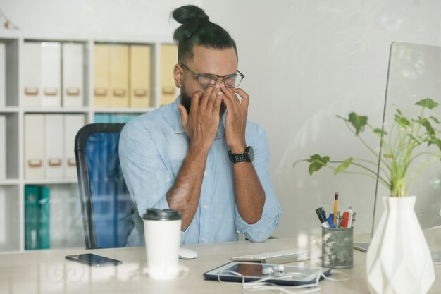 L'uomo è stanco al lavoro