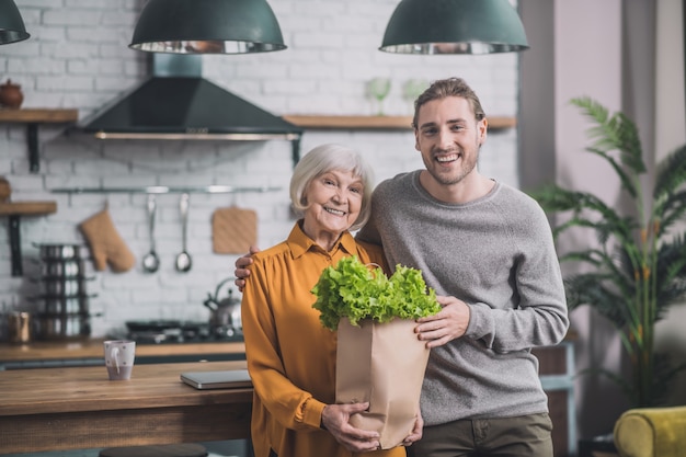 L'uomo e sua madre in piedi in cucina