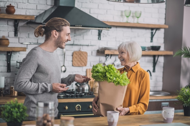 L'uomo e sua madre si sorridono