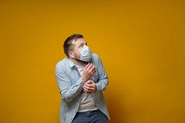 L'uomo europeo con una maschera medica protettiva ha molta paura di contrarre un virus pericoloso