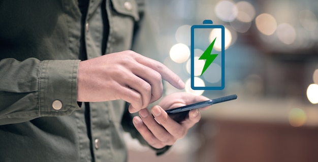 L'uomo fa clic sull'icona della batteria