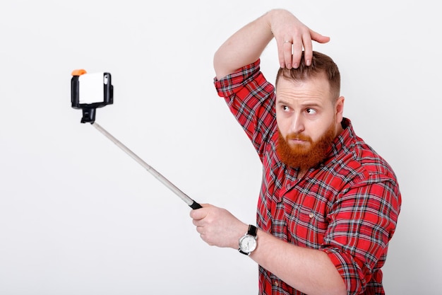 L'uomo fa selfie sul telefono