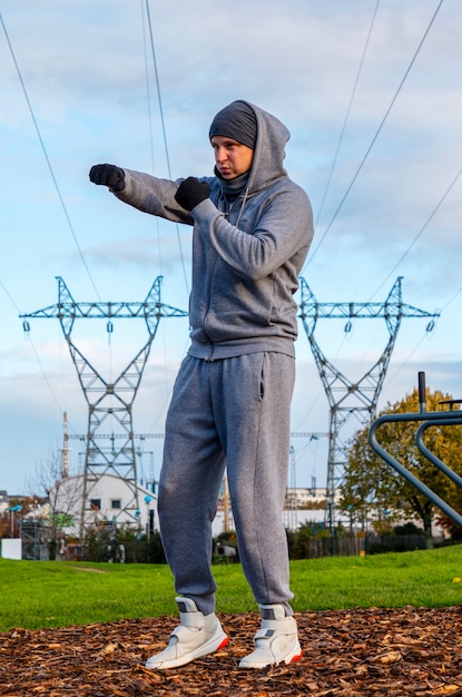 l'uomo fa sport all'aria aperta, l'allenamento all'aperto, lo sport è salute