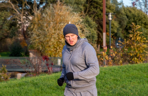 l'uomo fa sport all'aria aperta, l'allenamento all'aperto, lo sport è salute