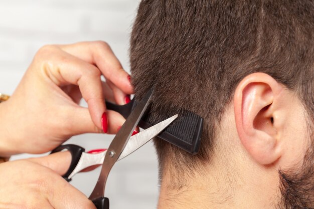 L&#39;uomo fa un taglio di capelli