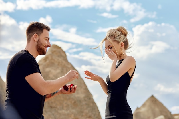 L'uomo fa una proposta di matrimonio alla sua ragazza.