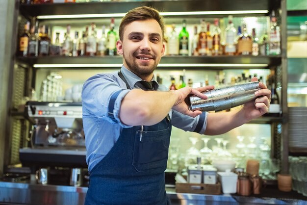 L'uomo felice che lavora al bar