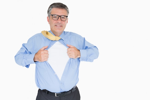 L&#39;uomo felice con gli occhiali sta tirando la sua camicia con le sue mani