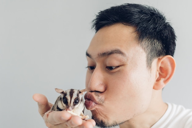 L&#39;uomo felice sta prendendo selfie di se stesso e il suo animale domestico Sugar Glider.