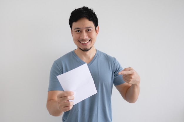 L'uomo felice sta tenendo una lettera della fattura su uno spazio bianco isolato.