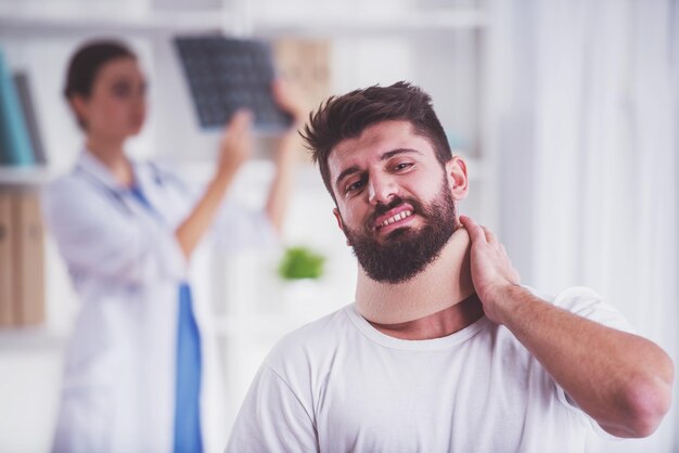 L'uomo ferito è in medico.