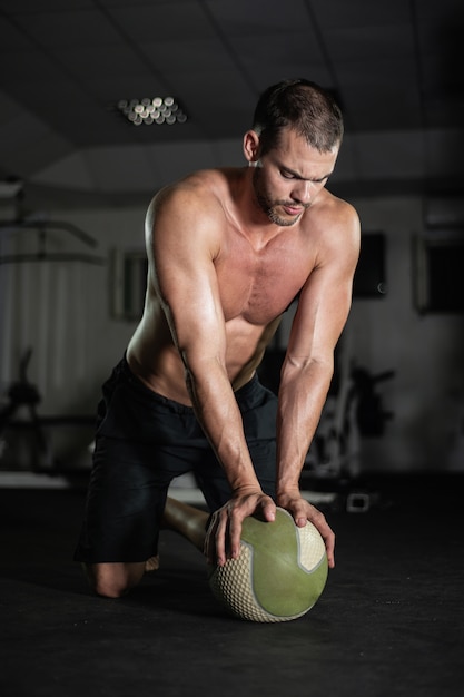 L'uomo fitness fa flessioni sulla palla