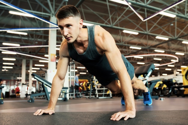 L'uomo forte che fa spinge aumenta in palestra