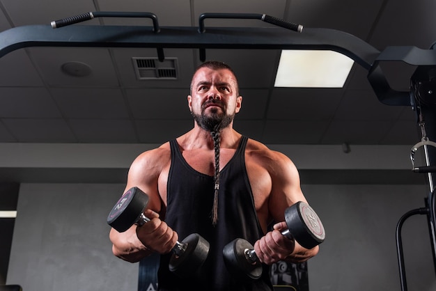 L'uomo forte si sta allenando in palestra