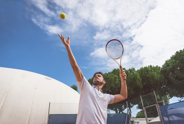 L'uomo gioca a tennis