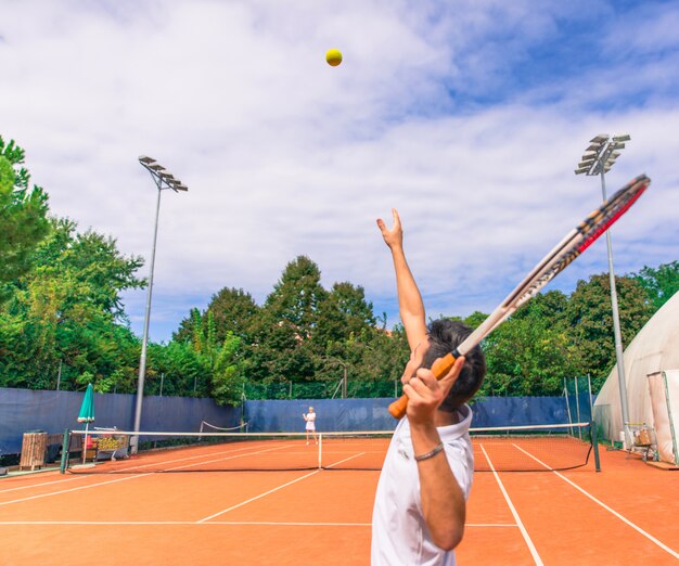 L'uomo gioca a tennis