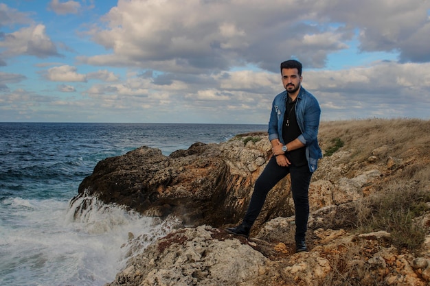 L'uomo guarda al mare dalla zona costiera