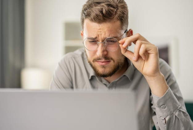 L'uomo guarda da vicino