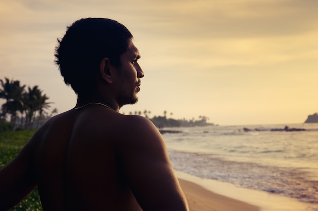 L'uomo guarda l'oceano