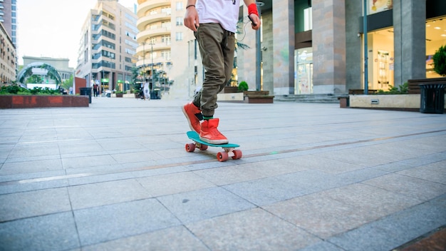 L'uomo guida uno skateboard