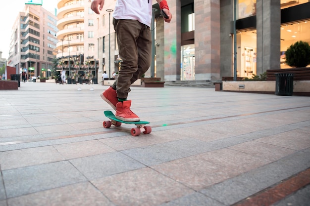 L'uomo guida uno skateboard