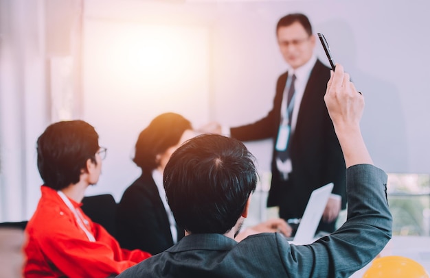 L'uomo ha alzato la mano per una domanda durante la lezione di formazione