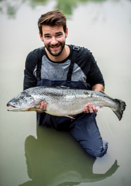 L&#39;uomo ha catturato il pesce salmone