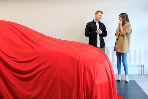 L'uomo ha fatto un regalo alla moglie Acquistando un'auto di famiglia presso una concessionaria