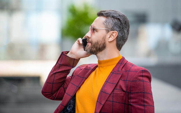 L'uomo ha una chiamata al cellulare all'aperto uomo che ha una chiamata al cellulare in strada