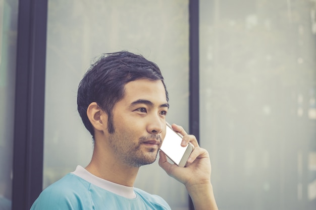 L&#39;uomo ha usato telefono con schermo bianco vuoto